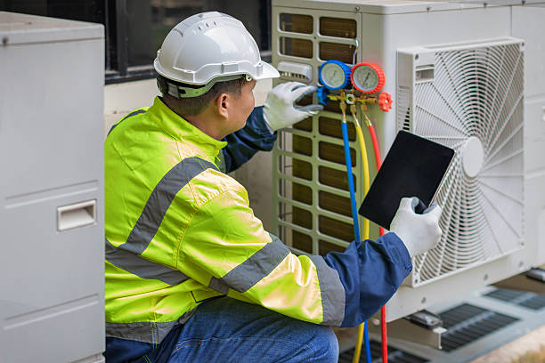 Professional Hvac technician working in Oak Lawn, IL